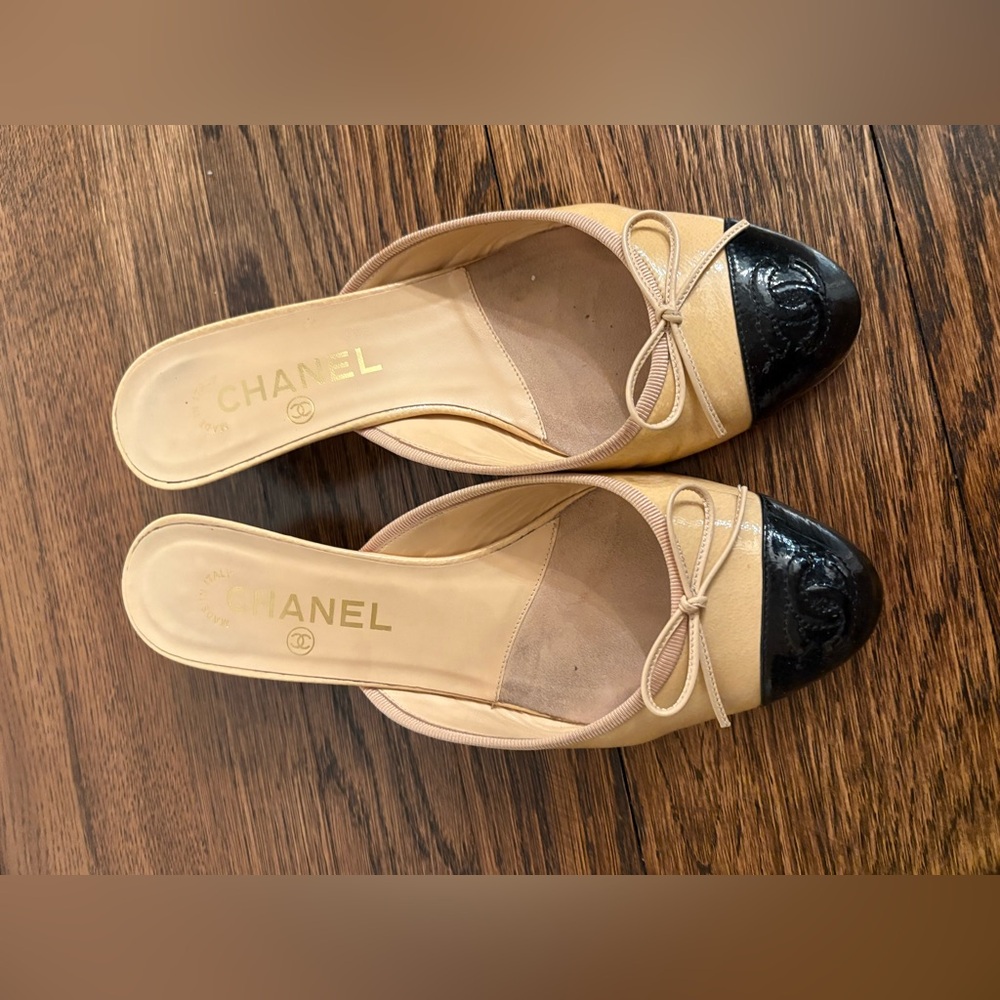 CHANEL Tan and Black Bow Mules
